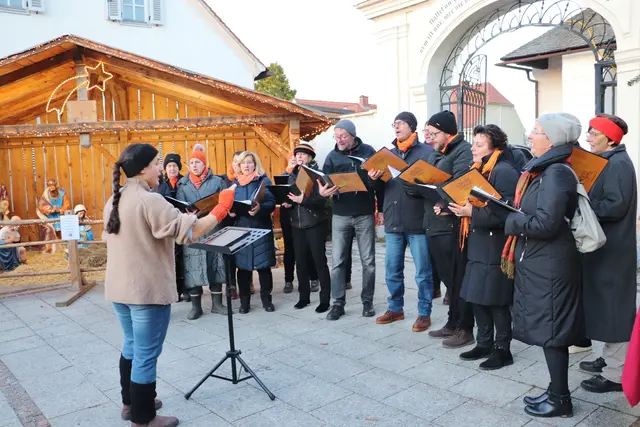 Albasote Vorenze gab beim Open Air am Christkindlmarkt Kostproben des Adventkonzerts, das in der Pfarrkirche stattfand. | Foto: Edith Ertl