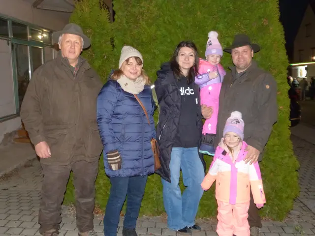 Festliche Stimmung entlang der Hauptstraße: Der Oberloisdorfer Adventmarkt lockte zahlreiche Besucherinnen und Besucher an. | Foto: Vanessa Wittmann