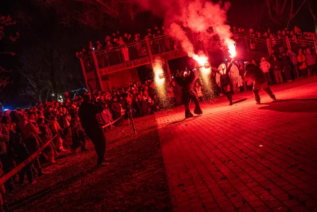 Familien scharrten sich um die Show voller Effekte