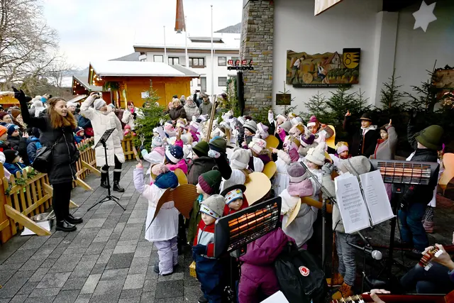 Das "Engel- &amp; Hirtenkonzert" fand vor vielen Besuchen statt - es gab großen Applaus für die kleinen Ausführenden. | Foto: Fotos: Hassl