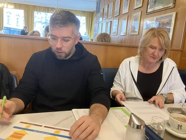 Sportstadtrat Stefan Eitler erläutert die Richtlinien zur Vergabe von Förderungen an die Badener Vereine. Es gibt 30 Sportvereine mit einer eigenen Förderungsschiene und 61 allgemeine Vereine mit einer anderen Förderungsschiene.
Neben Eitler: Gemeinderätin Helga Krismer. Sie kritisiert dass auch bei einem für den ganzen Bezirk  essentiellen Verein wie die Frauenberatung Undine gekürzt wird. | Foto: Stockmann