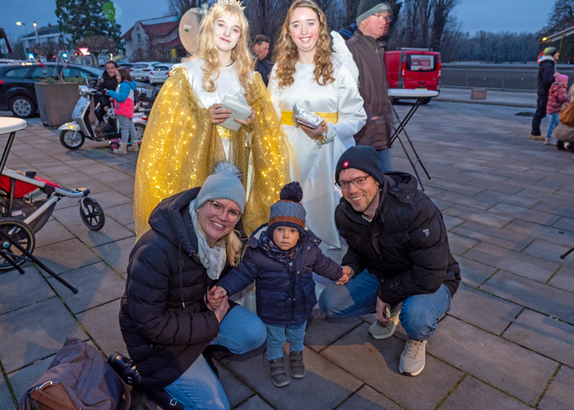 Das Christkind mit der Familie Steininger. Denis, Tobias und Roman