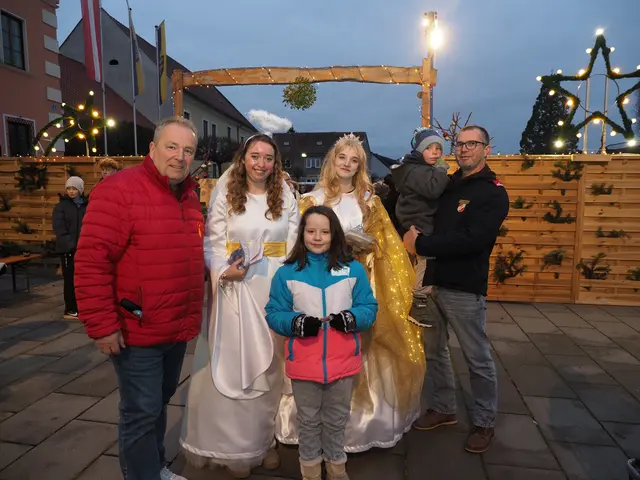 Vizebürgermeister Horst Scheed mit Christkind und Gehilfin. rechts Christoph Motl mit Enkelkind und vorne Sophie