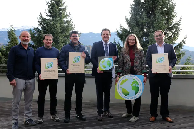 Daniel Seeböck (Leiter Rettungsdienst Bezirksstelle Hall in Tirol), David Schick (Leiter Verwaltung Bezirksstelle Hall in Tirol), Daniel Struggl (Geschäftsführer Bezirksstelle Telfs), LR René Zumtobel (Obmann Klimabündnis Tirol), Johanna Nagiller (Klimabündnis Tirol) und Martin König, (Geschäftsführer Bezirksstelle Wattens). | Foto: Rotes Kreuz Tirol