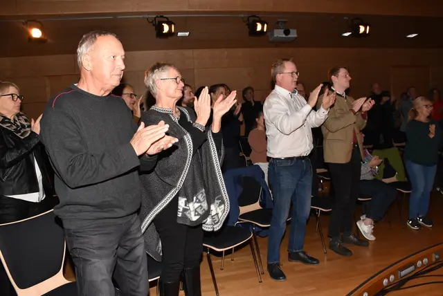 Die Cellistin und Singer-Songwriterin Marie Spaemann und der Akkordeonist Christian Bakanic waren zu Gast beim Kulturverein Waldhausen. Die Besucher waren begeistert.  | Foto: Zinterhof