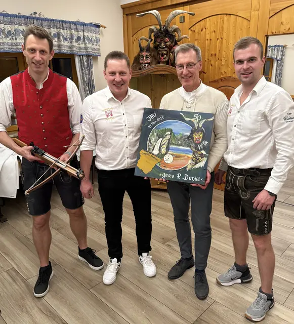 Schriftführer Michael Vogel, Obmann-Stv. Martin Eder, Pfarrer Pater Daniel, Obmann Jürgen Ratzberger; | Foto: Steyrtaler Perchten