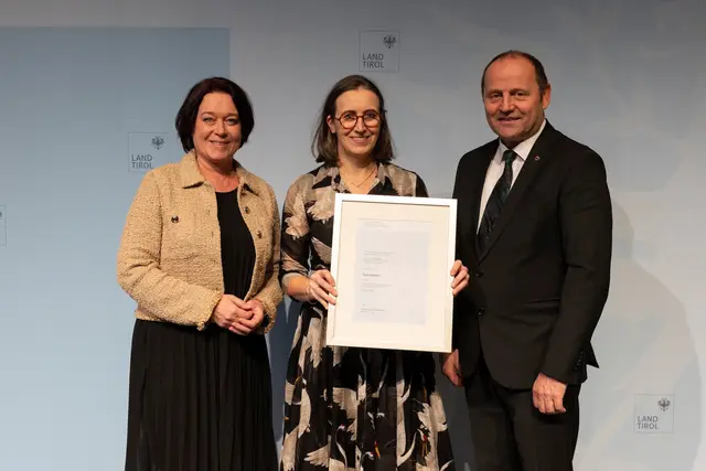 LTP Sonja Ledl-Rossmann und LH-Stv. Josef Geisler mit der Ausgezeichneten Katrin Bermoser (Fachärztin für Allgemeinchirurgie und Viszeralchirurgie in Hall in Tirol). | Foto: Land Tirol/Sedlak