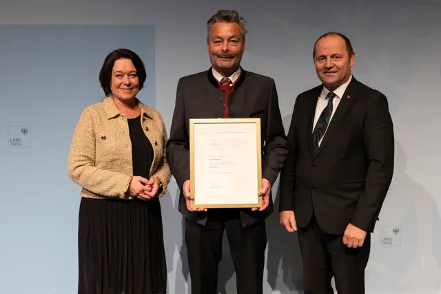 LTP Sonja Ledl-Rossmann und LH-Stv. Josef Geisler mit dem ausgezeichneten Regierungsrat Otto Moroder (Agrar Lienz).
 | Foto: Land Tirol/Sedlak