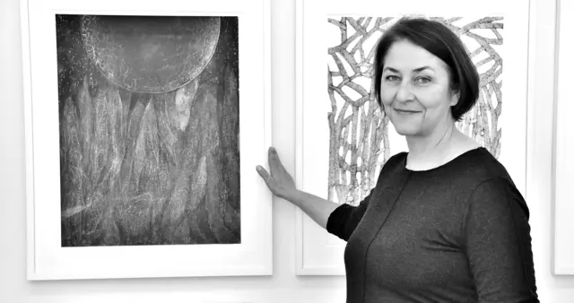 Tusche und Feder gehören zu ihren bevorzugten Malutensilien: Anna Maria Brandstätter, geboren 1977 in Amstetten, in ihrem Atelier in St. Nikola.  | Foto: Hans-Peter Kriener