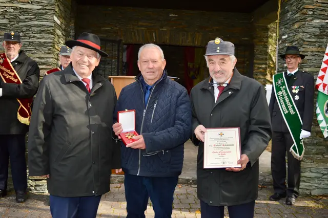 Großes Ehrenzeichen in Gold des Burgenländischen Kameradschaftsbundes für 2. LT-Präs. a.D. Ing. Rudolf Strommer, überreicht von Präsidenten Prof. DI Ernst Feldner | Foto: Burgenländischer Kameradschaftsbund