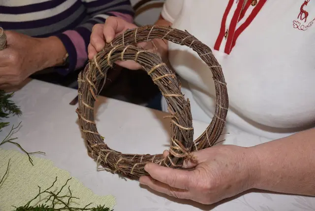 Die Goldhauben-Frauen St. Georgen am Walde. Adventkranzbinden 2024. | Foto: Zinterhof