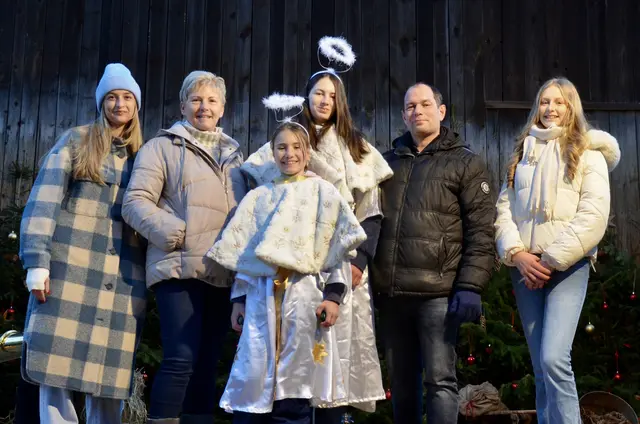 Anna Trimmel, Bürgermeisterin Marion Wedl, die beiden Engerl Liliane und Anna Aichinger, Obmann des Fremdenverkehrs- und Dorferneuerungsvereines Seebenstein Josef Glatzl, Moderatorin Antonia Neuhauser (vl). | Foto: Elisabeth Peinsipp 