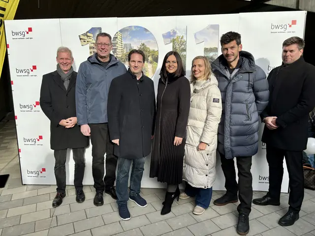 Martin Eichholzer (MAGK-Architekten), Bürgermeister Friedrich Zarits (ÖVP), Mathias Moser (BWSG), LT-Präsidentin Astrid Eisenkopf (SPÖ), Kerstin Robausch-Löffelmann (BWSG), Ronald Kain (KAIA Consult GmbH) und Raiffeisen Filialleiter Daniel Wild.  | Foto: Stefan Schneider