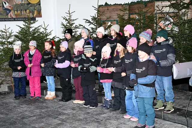 Der Schulchor der VS Axams sorgte bei der Eröffnung für besinnliche Stimmung. | Foto: Fotos: Hassl