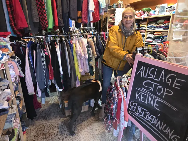 Brigitte Ebeseder macht den offenen Kleiderschrank.