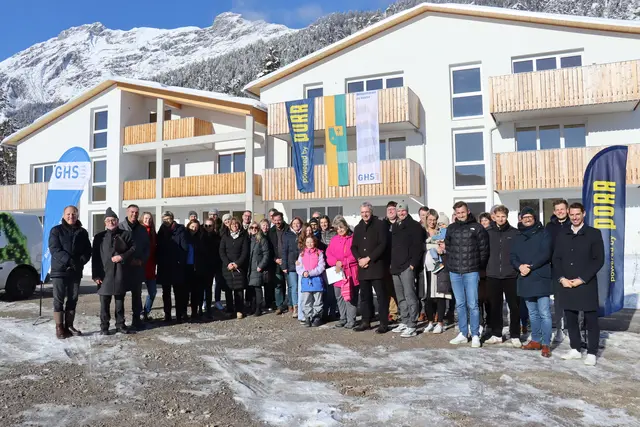 Strahlende Gesichter bei der Schlüsselübergabe: Zehn neue Wohnungen wurden in Gnadenwald feierlich an ihre künftigen Bewohnerinnen und Bewohner übergeben. | Foto: Kendlbacher
