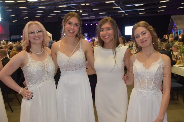 Marie Gartner, Eva Friedl, Lara Oszwald und Lea Weiss mit einem Lächeln am Ball | Foto: MeinBezirk/Michael Strini