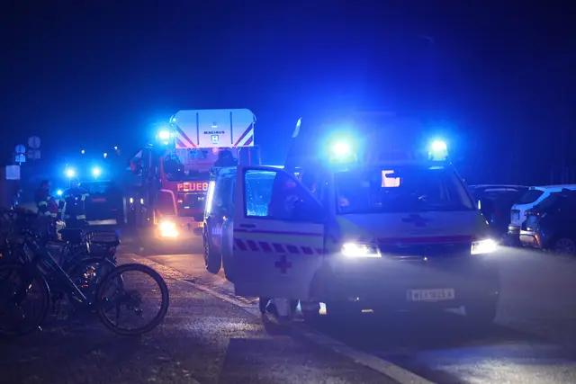 Nächtlicher Wohnungsbrand in Wels-Pernau: dichter Rauch, ein Verletzter. | Foto: laumat/Matthias Lauber
