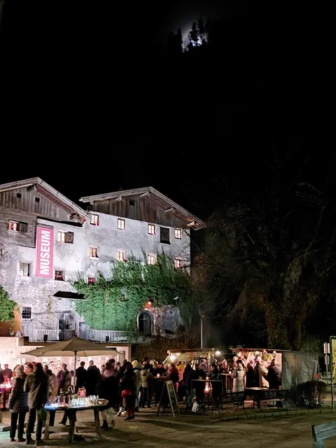 Abendstimmung mit Mond Aufgang am Berg  | Foto: H.Bachinger