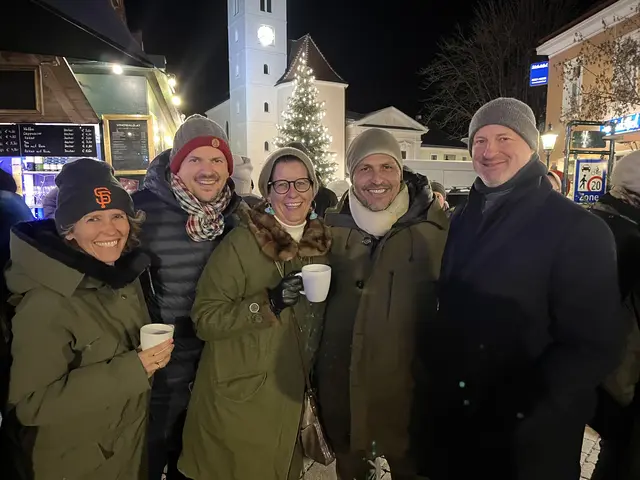 Karin Holzer, Martin Leute, Barbara und Philipp Heck und Thomas Kasper genossen den Abend am Purkersdorfer Advent  | Foto: Franziska Führer