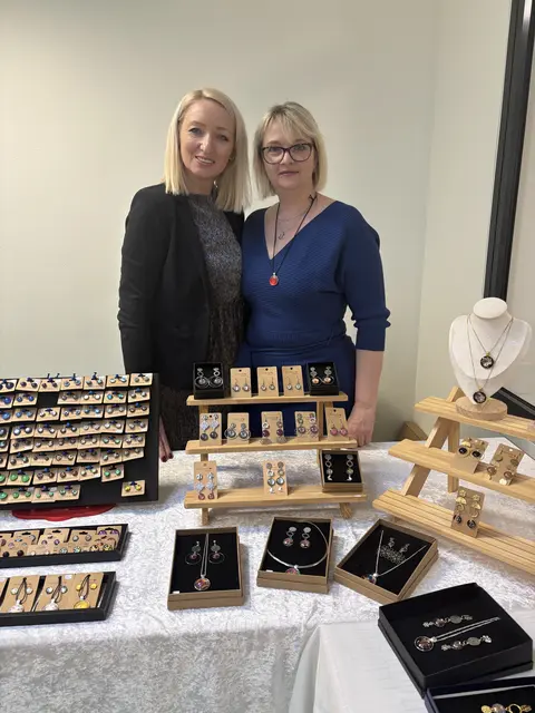 Schmuckvolles präsentieren in Eltendorf Sabina Pummer (links) und Petra Kropf.  | Foto: Elisabeth Kloiber