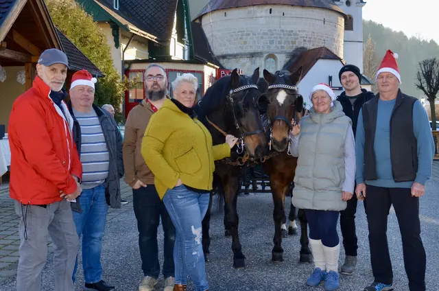 Team SPÖ Warth-Scheiblingkirchen- GR Josef Scherz, Bernhard Gössler, GR Andreas Fruth, GR Bettina Binder, Michael Stadler und Hubert Stadler - mit Ortsparteiobfrau Renate Stadler (dritte von rechts ) möchten diese schöne Tradition beibehalten. | Foto: Elisabeth Peinsipp 