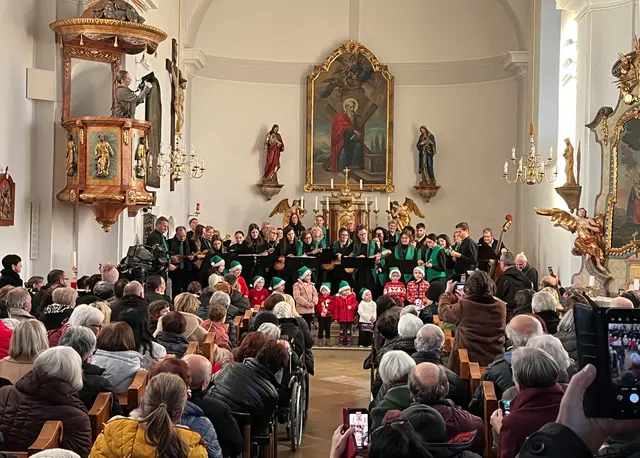 Die Kirche war bis über den letzten Platz hinaus voller Besucher | Foto: Gesa Buzanich