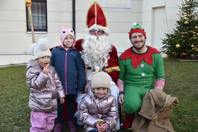 Der Nikolaus und sein Wichtel besuchten die Kinder und hatten ein paar Geschenke im Sack mitgebracht. | Foto: MeinBezirk/Michael Strini