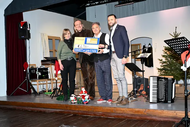 Andrea Schabuß, Markus Linder, Siggi Haider und Bgm. Thomas Suitner freuten sich über den imposanten Reinerlös, der notleidenden Mitbürgern zugute kommt. | Foto: Hassl