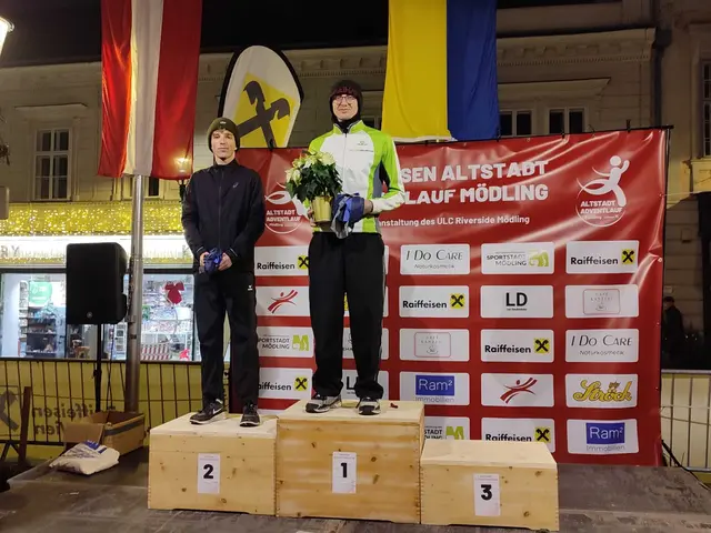 Samuel Kerschbaum am Siegerpodest nach seinem starken Lauf über 5 Kilometer. | Foto: LAC