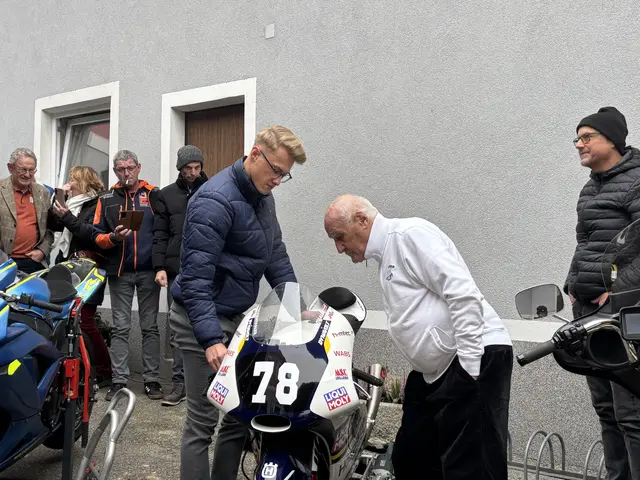 Jakob Rosenthaler hatte sein Motorrad dabei – im Gespräch mit Josef "Pepi" Özelt. | Foto: MeinBezirk Perg/Köck
