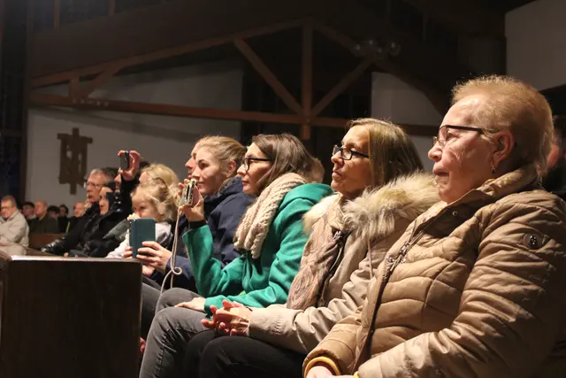 Die Besucherinnen und Besucher ließen sich vor dem Singverein sowie Kinderchor in Weihnachtsstimmung bringen. 