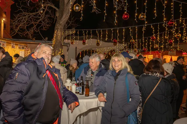 Bürgermeister Michael Lippl mit Gattin Sylvia im bunten Treiben des Weihnachtsmarktes (vlnr). | Foto: cine-motion.at / R. Ivanek