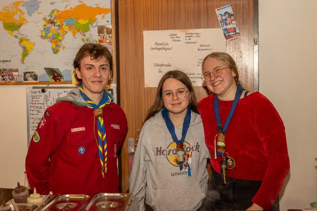 Fabian (Stufenleiter 13-15), Hannah und Hannah - die Waffelzubereiterinnen unter Aufsicht (vlnr). | Foto: cine-motion.at / R. Ivanek