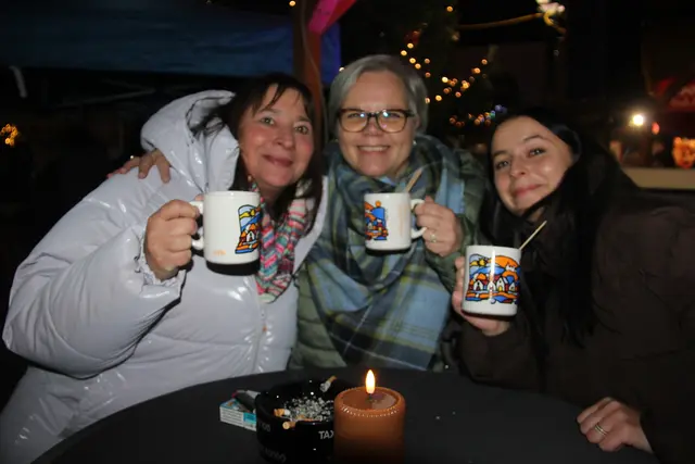 Heißer Punsch für Nadine, Andrea und Kathi. | Foto: Raimund Mold