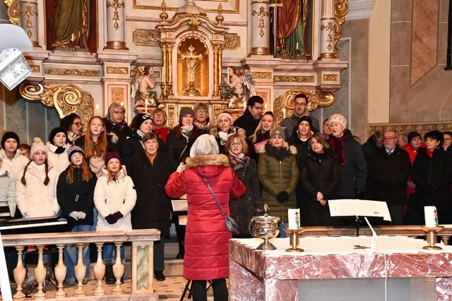 Chor – Bezirksadvent in St. Lorenzen bei Scheifling, im Bild die Sängerrunde Scheifling – St. Lorenzen, Mittelschule und rechts Liederkranz Neumarkt. | Foto: Anita Galler
