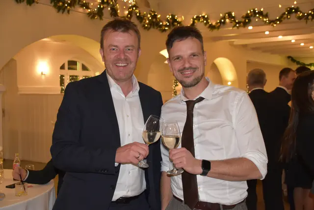 Gelungener Ball: Hausherr Ronald Gollatz stieß mit Veranstalter SV Hannersdorf-Obmann Thomas Brenner an. | Foto: Michael Strini