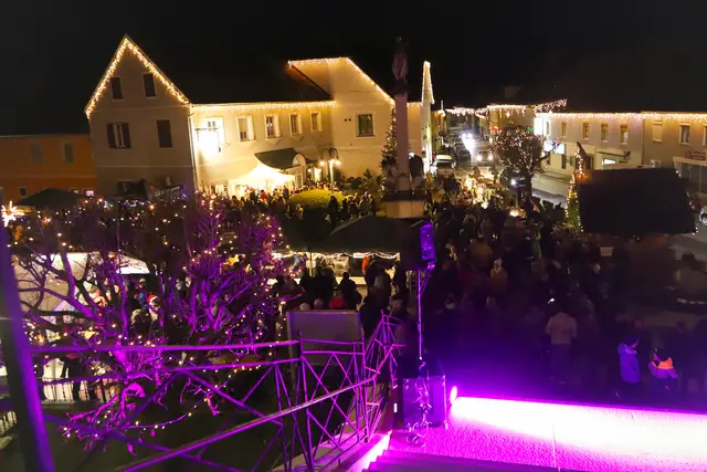 Um 18 Uhr erstrahlte der Hauptplatz in weihnachtlichem Lichterglanz | Foto: Iris Bloder