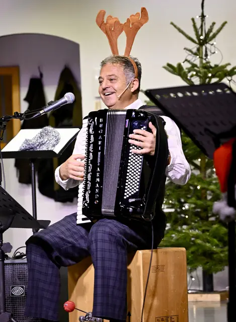 Derart herausgefordert, setzte der Ziehharmonika-Virtuose auf ein starkes Geweih zu einem bekannten Rentier-Song ... | Foto: Hassl
