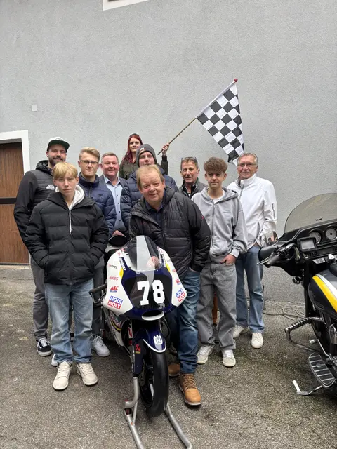 Gruppenfoto vor Maschine | Foto: MeinBezirk Perg/Köck