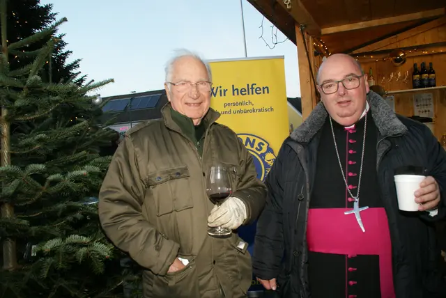 Auch die Lions waren mit einem Stand vertreten. Im Bild links Franz Ablasser und rechts Kanonikus Franz Brei. | Foto: Peter Sattler