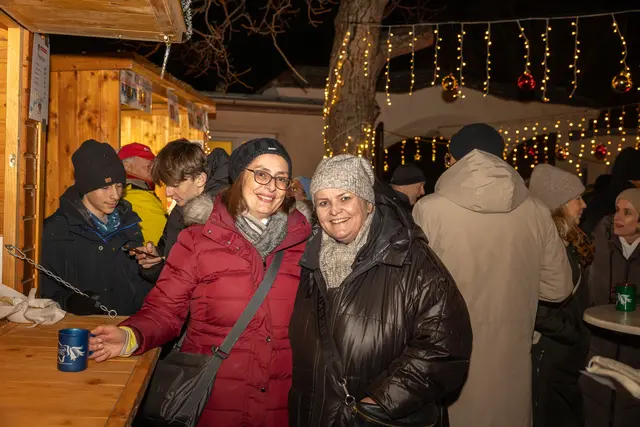 Melanie Leiner mit Susanne genießen den Punsch (vlnr). | Foto: cine-motion.at / R. Ivanek