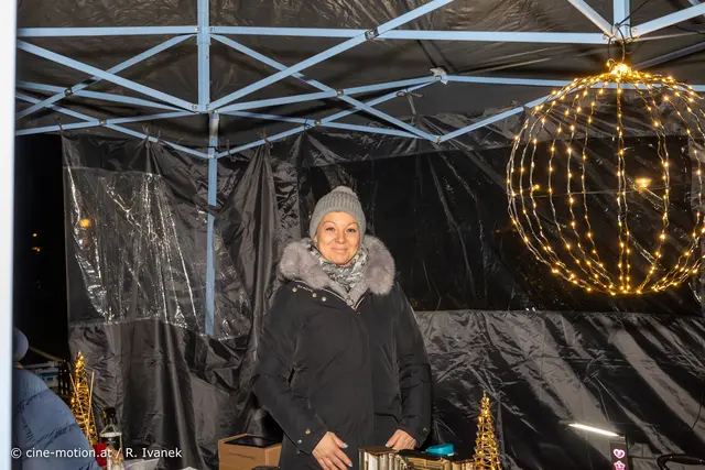 Niki am Weihnachtsstand für Düfte und Kosmetik. | Foto: cine-motion.at / R. Ivanek