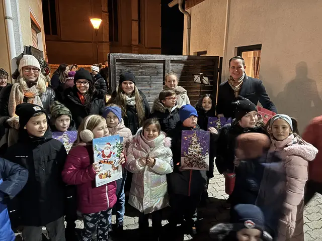 Für die Lichtenwörther Kinder gab es Adventkalender von Bürgermeister Manuel Zusag.. | Foto: Zezula, Reisner