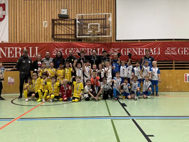Krönender Abschluss eines tollen Generali Union Int. Nachwuchscup 2024. Die U9-Mannschaften SPG Westliches Mittelgebirge, FC Wacker Innsbruck und FC Obermais jubeln mit LA Evelyn Achhorner, Union-Obmann Herbert Lener und MEP Sophia Kircher. | Foto: MeinBezirk
