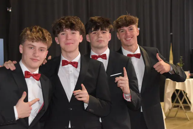 Gut gelaunt waren die Maturanten schon vor der Polonaise. | Foto: MeinBezirk/Michael Strini