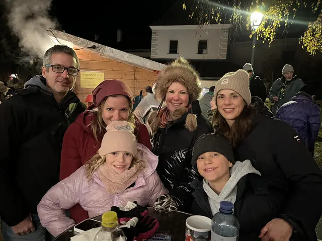 Markus Quaritsch, Katrin und Hollie Nielsen, Birgit Wiltschek, Verena Rauscher und Konstantin freuen sich auf Besinnlichkeit im Advent  | Foto: Franziska Führer