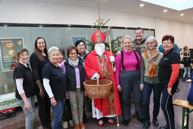 Die VP-Frauen Hausmannstätten mit dem Nikolaus und Bgm. Patrick Dorner waren herzliche Gastgeber. | Foto: Edith Ertl