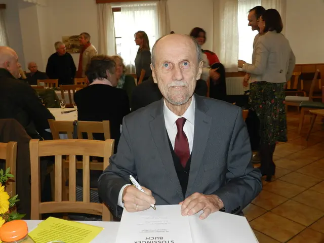  Dr Berhard Gamsjäger signierzt sein Buch | Foto: Heribert Punz