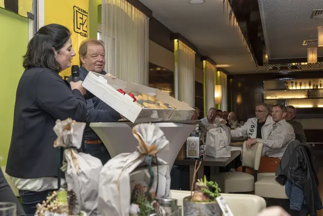 Petra Fürnhammer übergab Geschenk - Süßigkeit in Form von Rennwagen. | Foto: Günther Iby